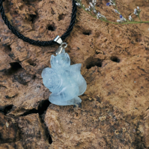 Hồ ly đá Aquamarine ôm hoa